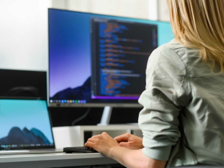 Entwicklerin am Arbeitsplatz