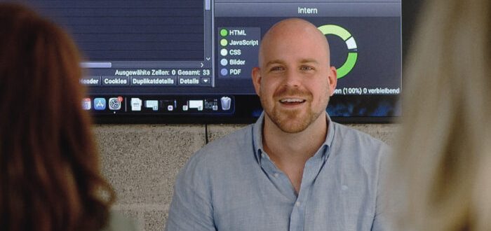 Besprechung vor einem Analytics-Dashboard